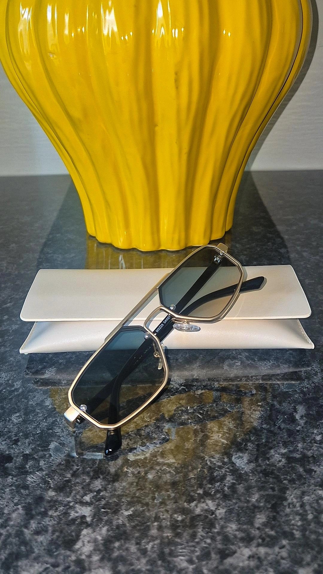 Lunettes garçon mystérieux