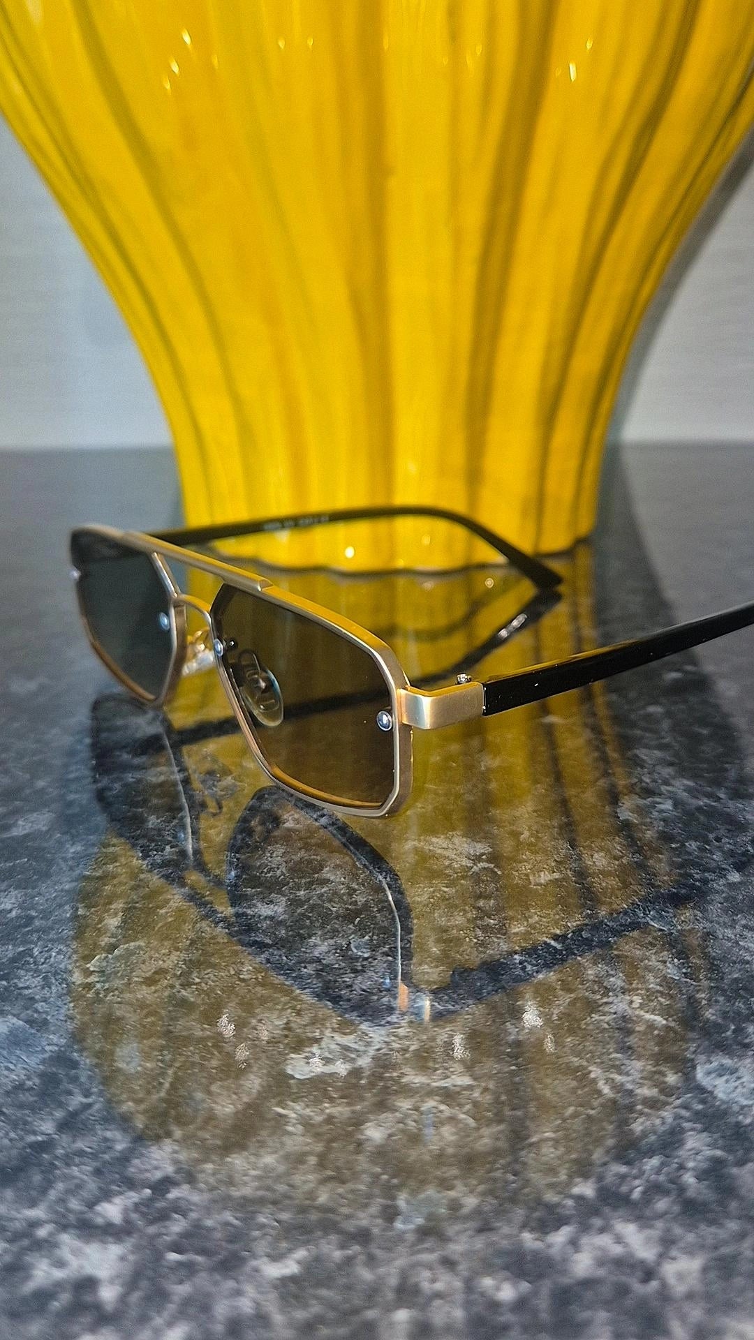 Lunettes garçon mystérieux