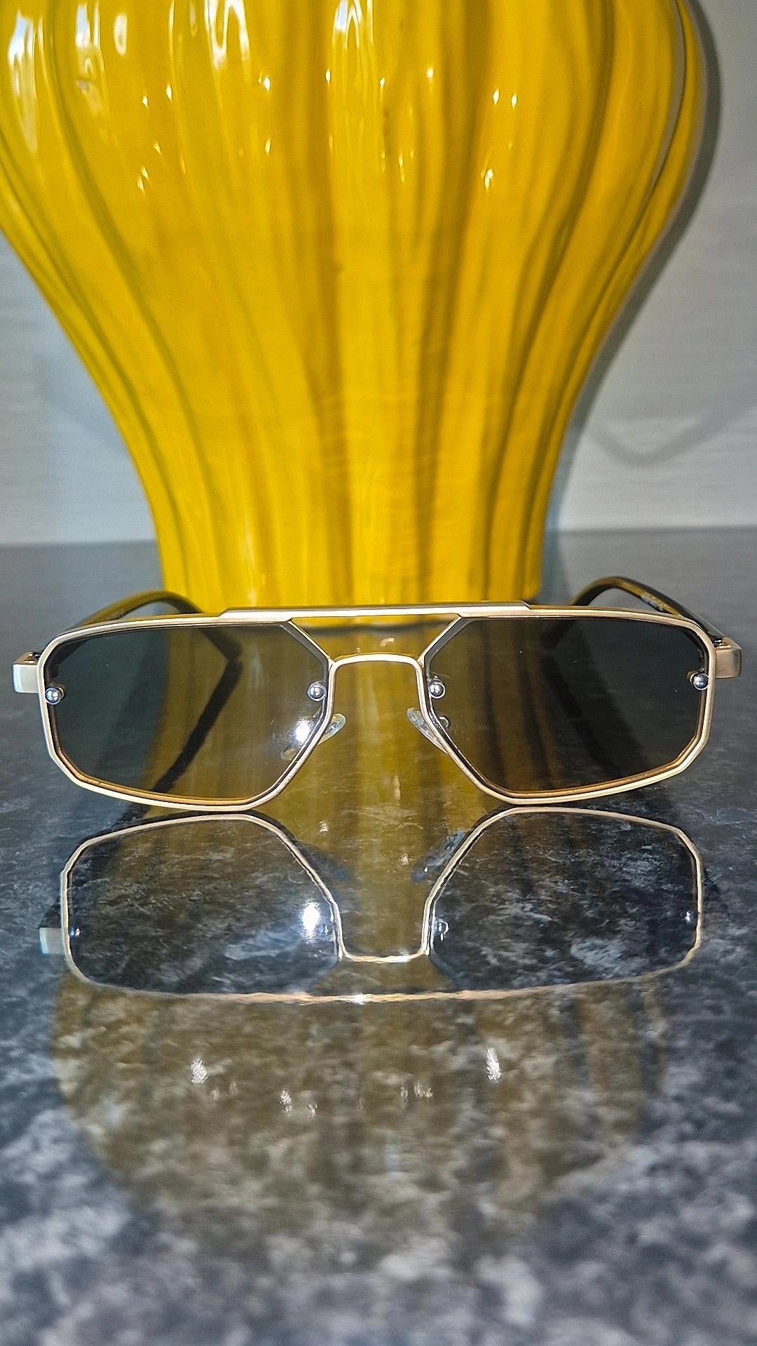 Lunettes garçon mystérieux