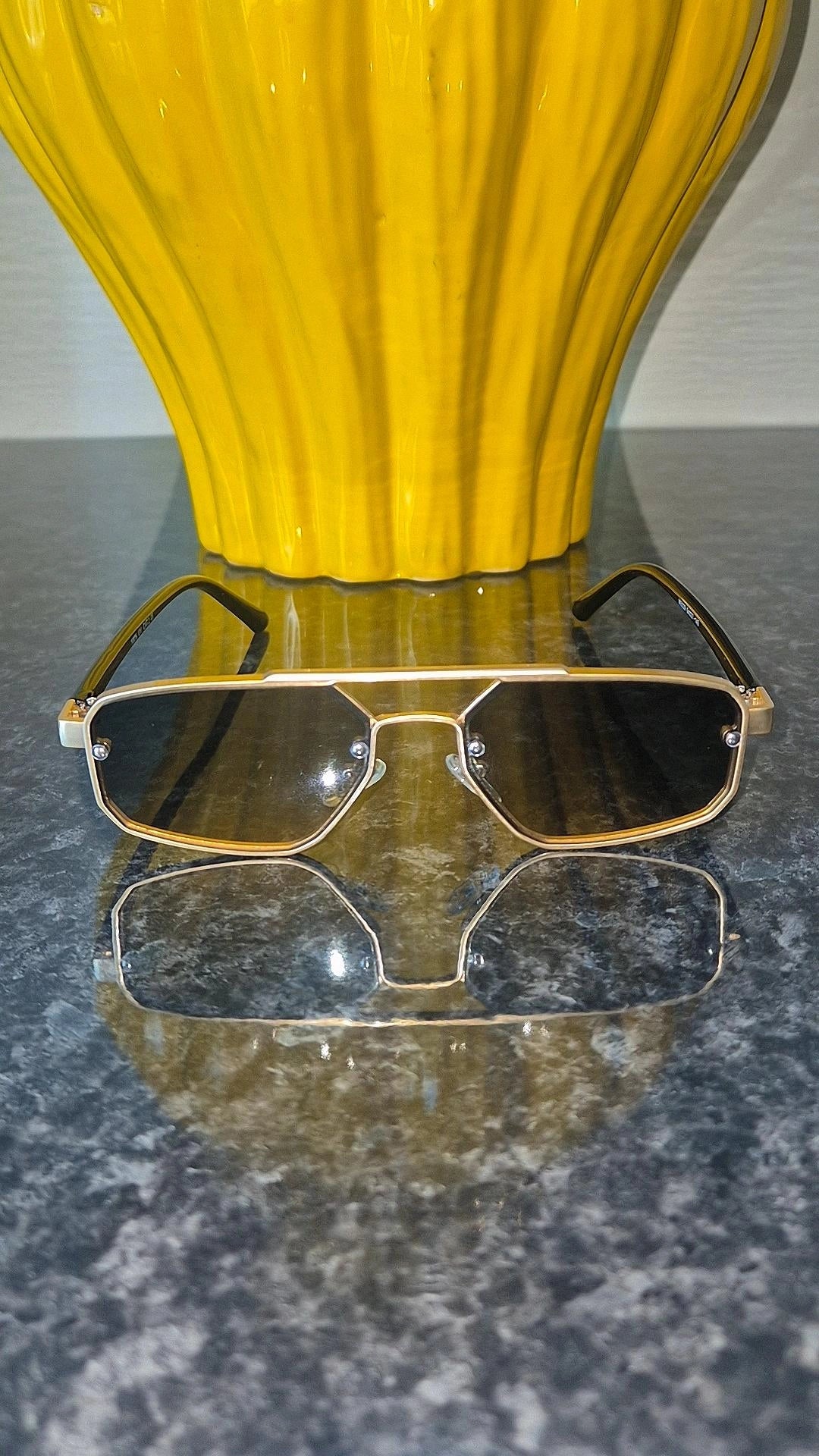 Lunettes garçon mystérieux